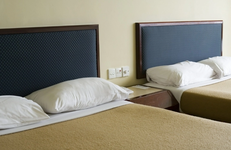 łóżka w hotelu